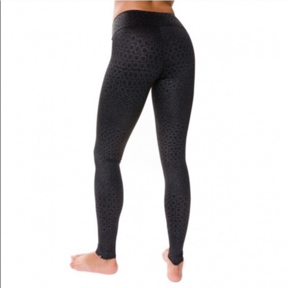 Onzie Black Magic Crop Capri - EUC - animal print